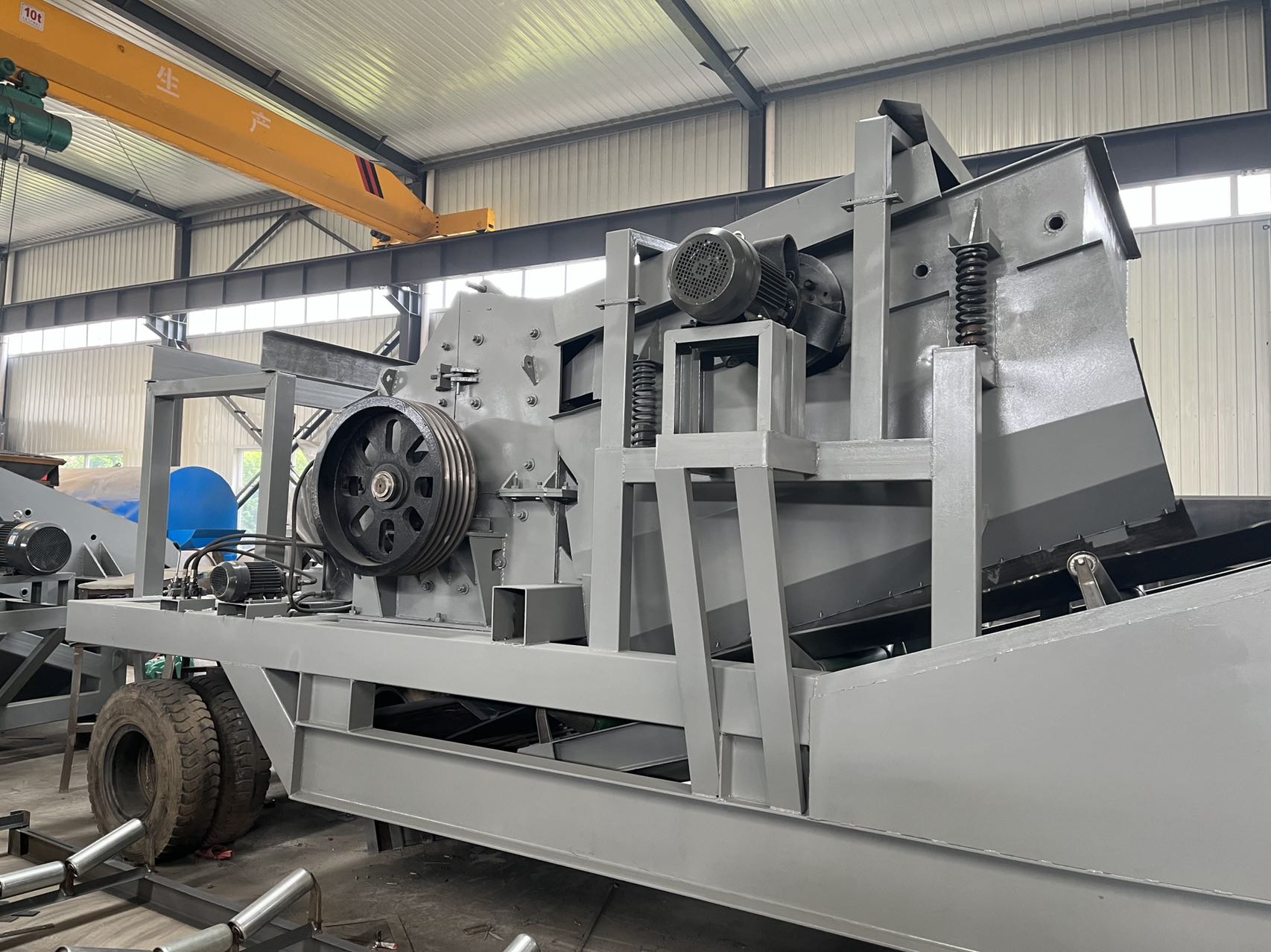 Large-Scale Mobile Crushing Mechanism Sand Machine Production Line_03